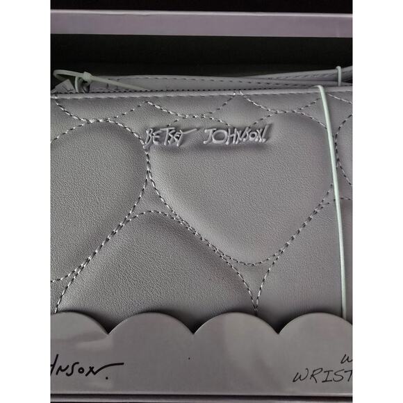 BETSEY JOHNSON PURPLE QUILTED HEART ZIP AROUND WALLET/WITH WRISTLET CLIP ON NIB - Picture 4 of 5